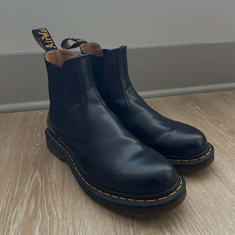 Dr. Martens 2976 Smooth Leather Chelsea Boots Women’s Size 9 US